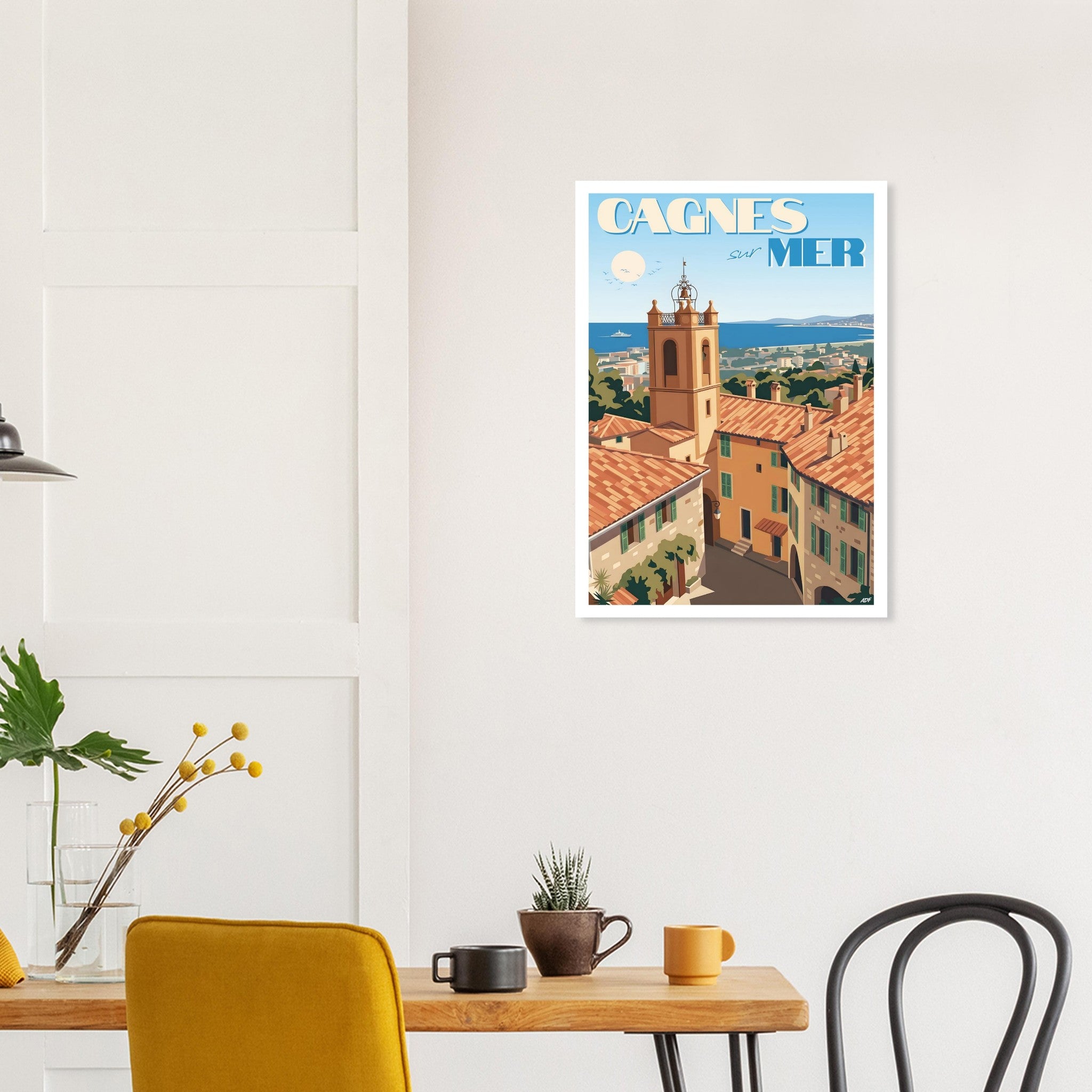 Affiche encadrée de Cagnes-sur-Mer fixée au mur d'une salle à manger lumineuse et contemporaine
