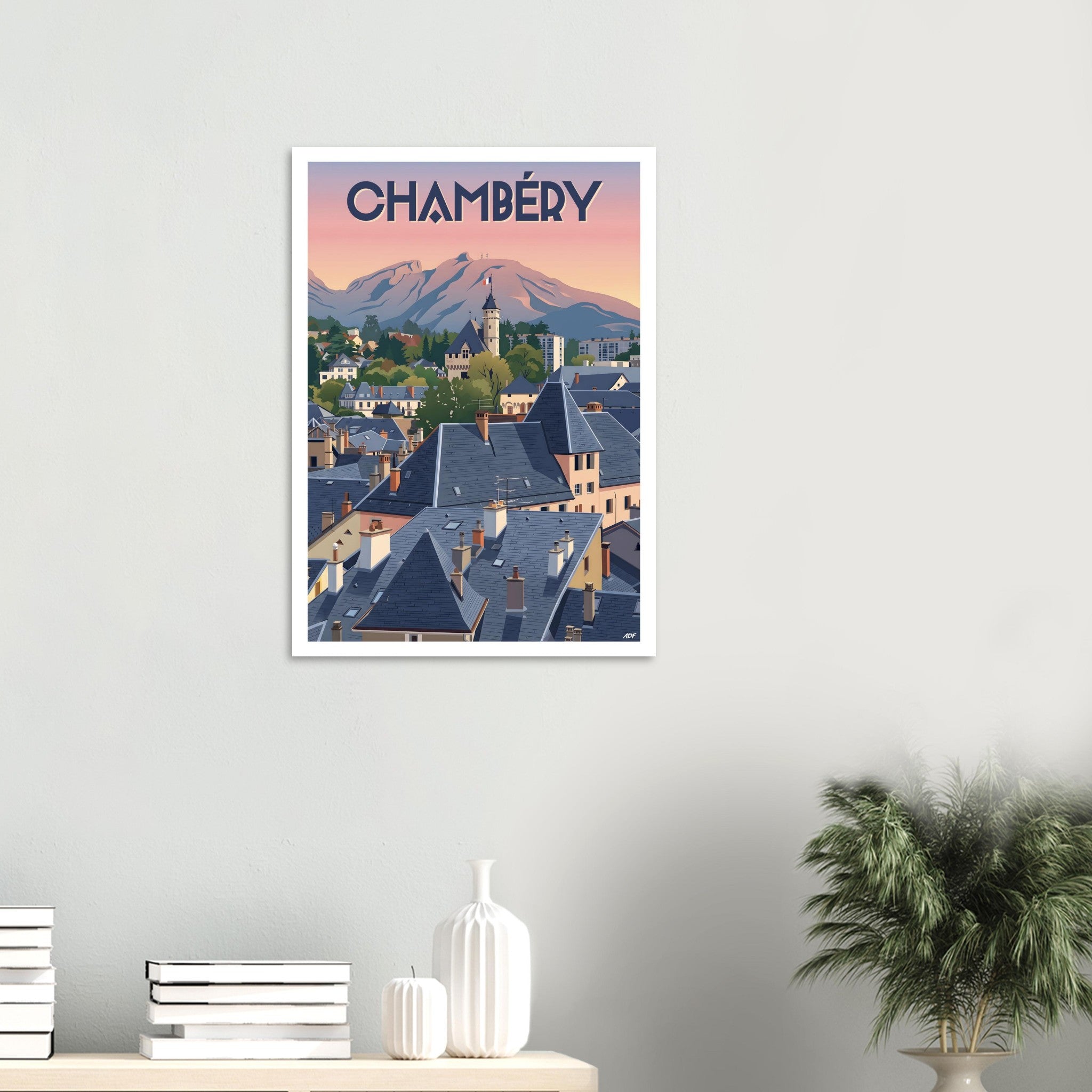 Décoration murale esprit montagne avec le tirage d'art de Chambéry dans un intérieur épuré et lumineux
