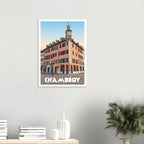 Décoration murale élégante avec le poster illustré de Chambéry dans un salon moderne et épuré