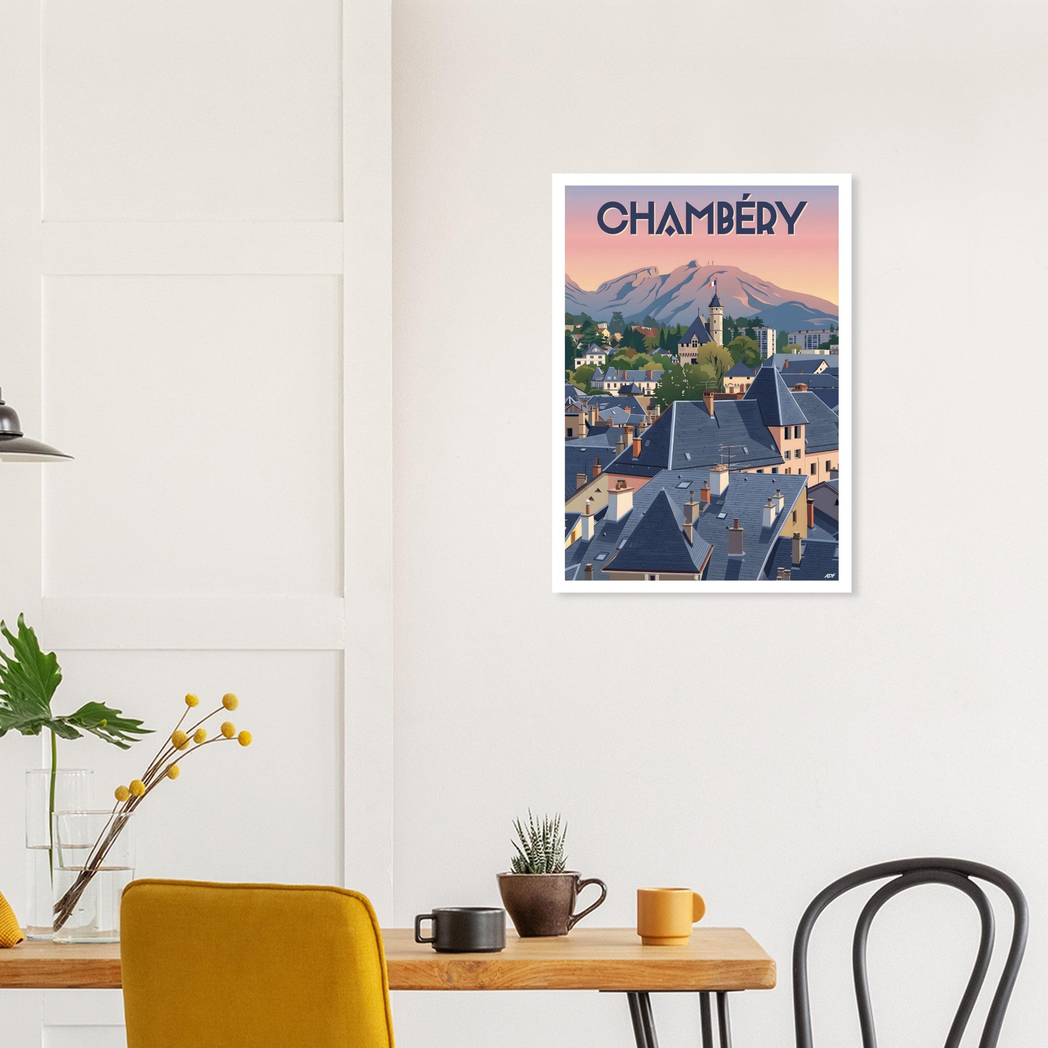 Affiche encadrée de Chambéry fixée au mur d'une salle à manger moderne au-dessus de la table