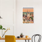 Affiche encadrée de Chartres fixée au mur d'une salle à manger contemporaine