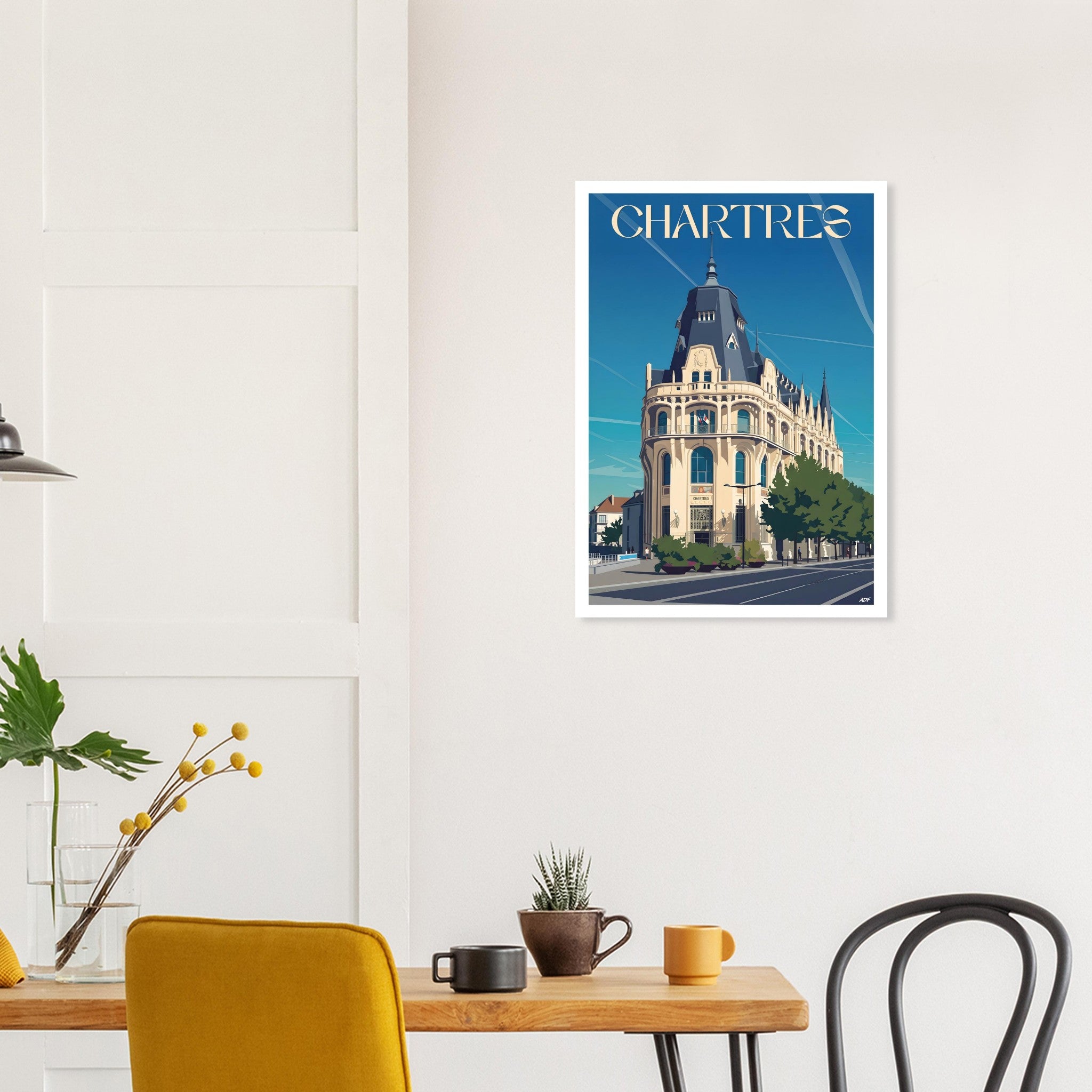 Cadre d'art mural avec le poster de Chartres au-dessus d'une table à manger