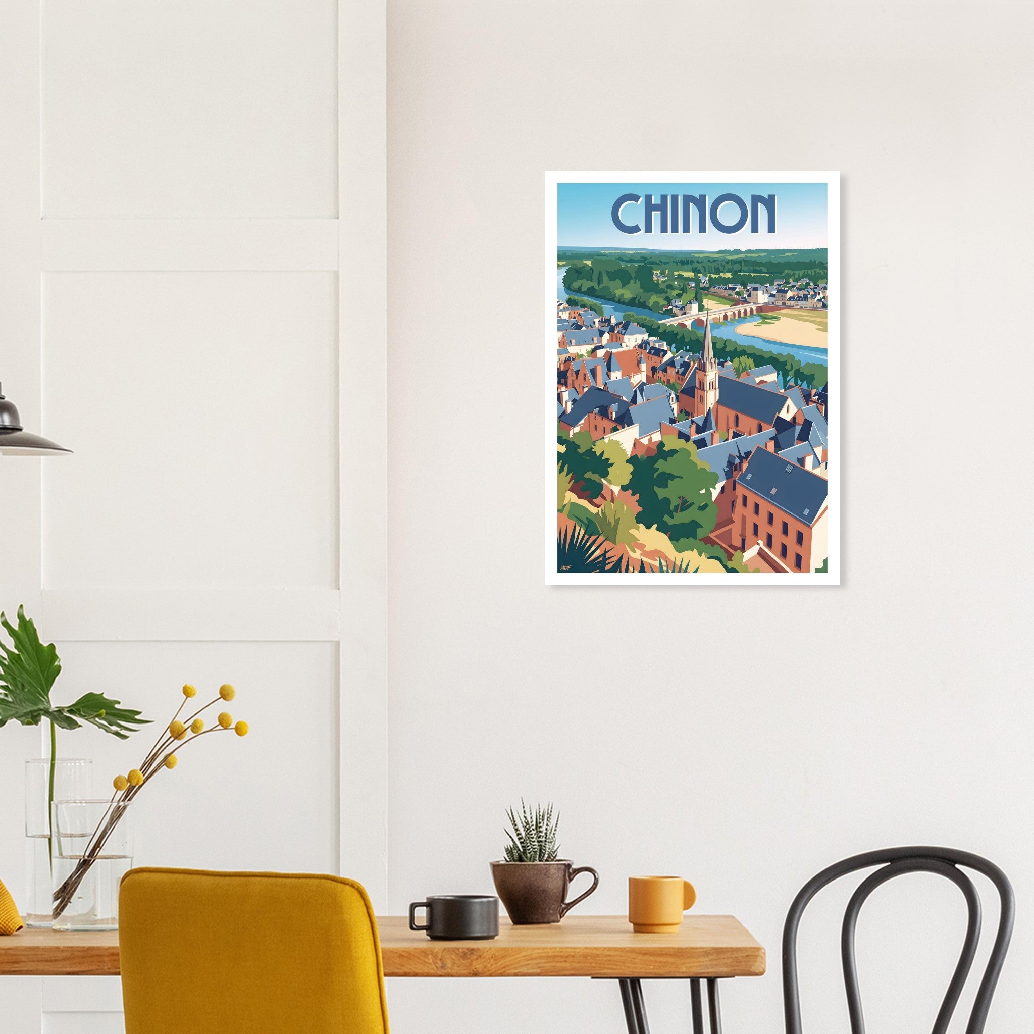 Décoration murale avec l'affiche de Chinon au-dessus d'une table à manger