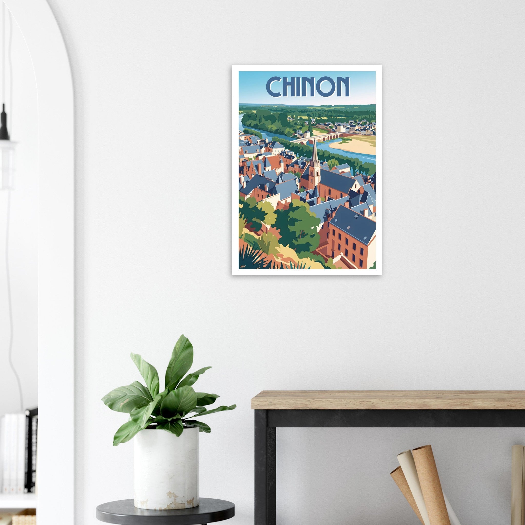 Affiche d'art de Chinon sous cadre posée sur une console contemporaine avec plante