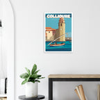 Décoration murale lumineuse avec le poster illustré de Collioure au-dessus d'une table à manger