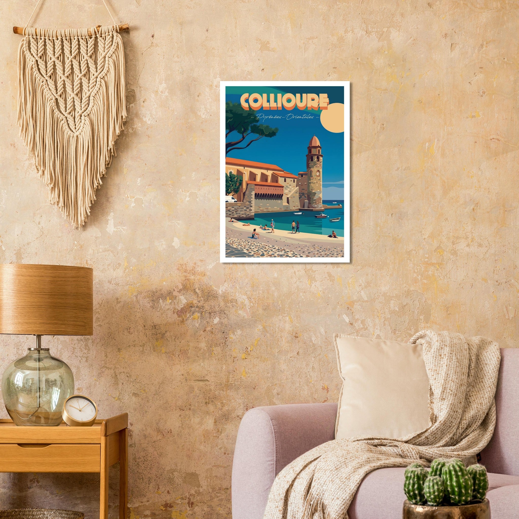 Décoration murale esprit méditerranéen avec le poster illustré de Collioure dans un salon cosy