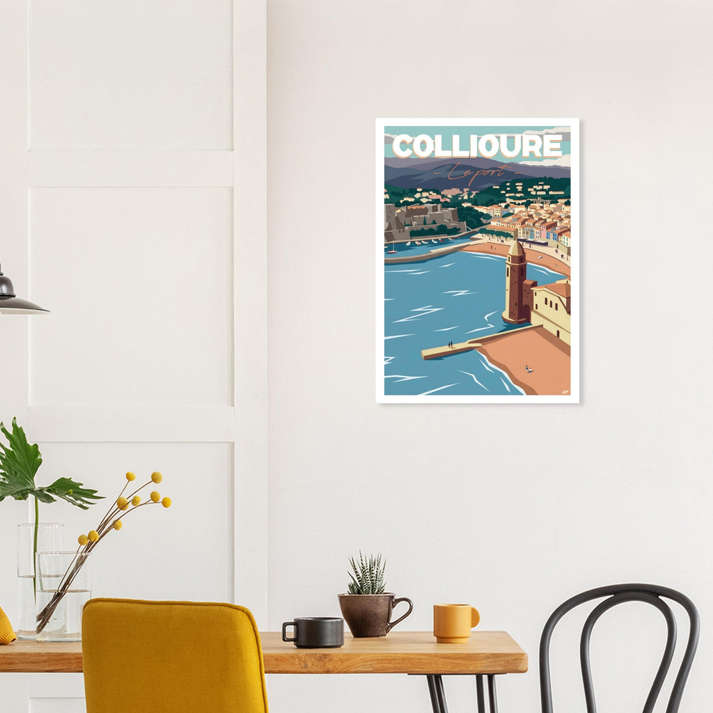 Cadre d'art mural avec l'affiche de Collioure au-dessus d'une table à manger