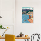 Cadre d'art mural avec l'affiche de Collioure au-dessus d'une table à manger