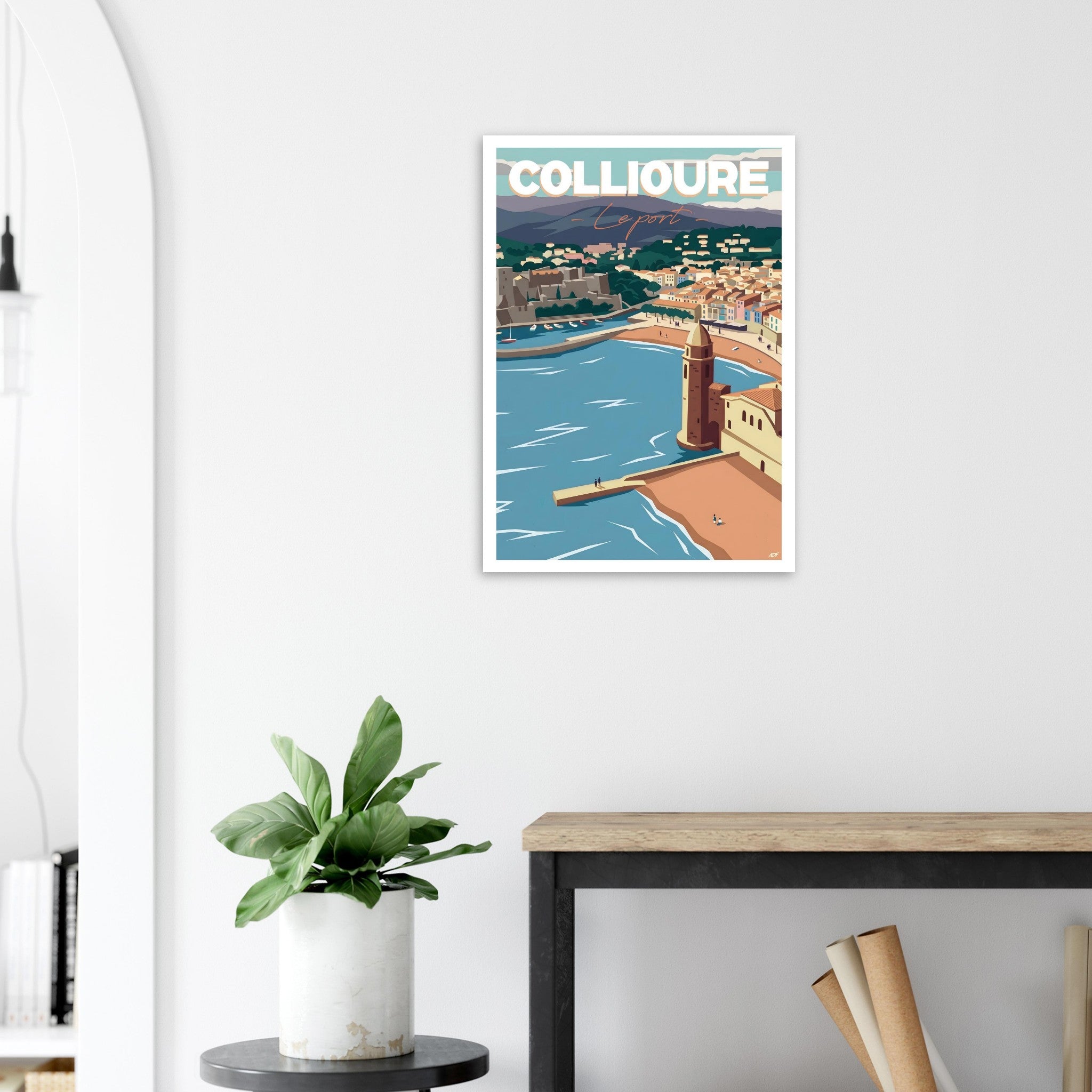 Poster de voyage de Collioure sous cadre posé sur une console d'entrée moderne