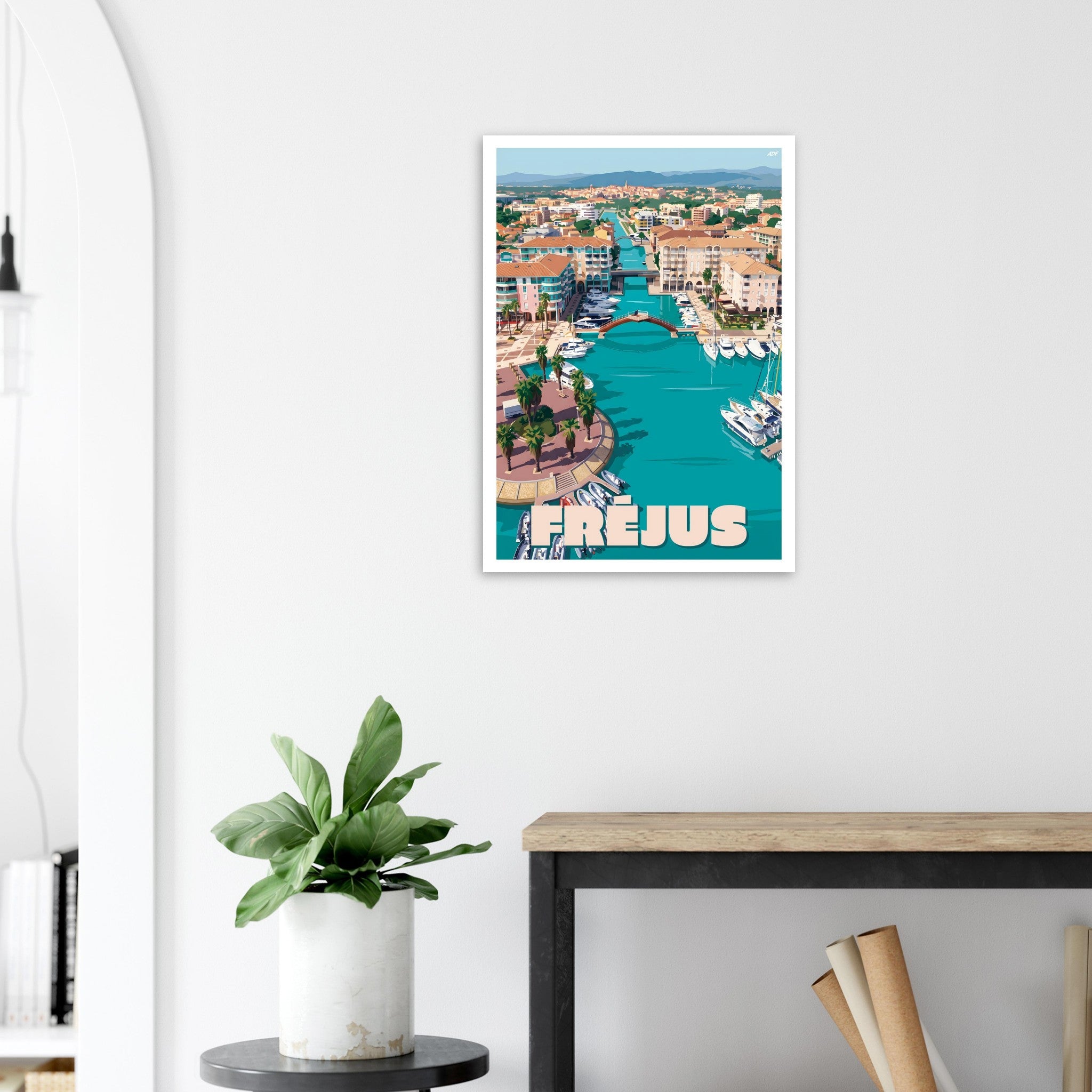 Poster de voyage de Fréjus sous cadre posé sur une console moderne d'entrée