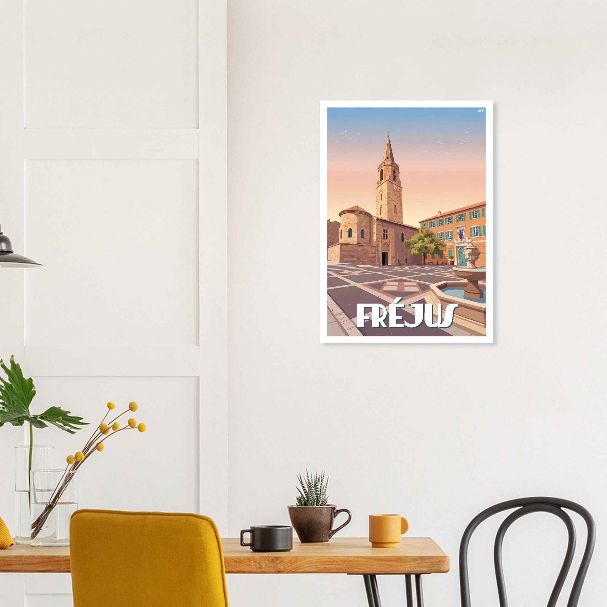 Décoration murale esprit Provence avec le poster illustré de Fréjus au-dessus d'une table à manger