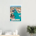 Décoration murale lumineuse avec le poster de Port-Fréjus au-dessus d'un meuble bas