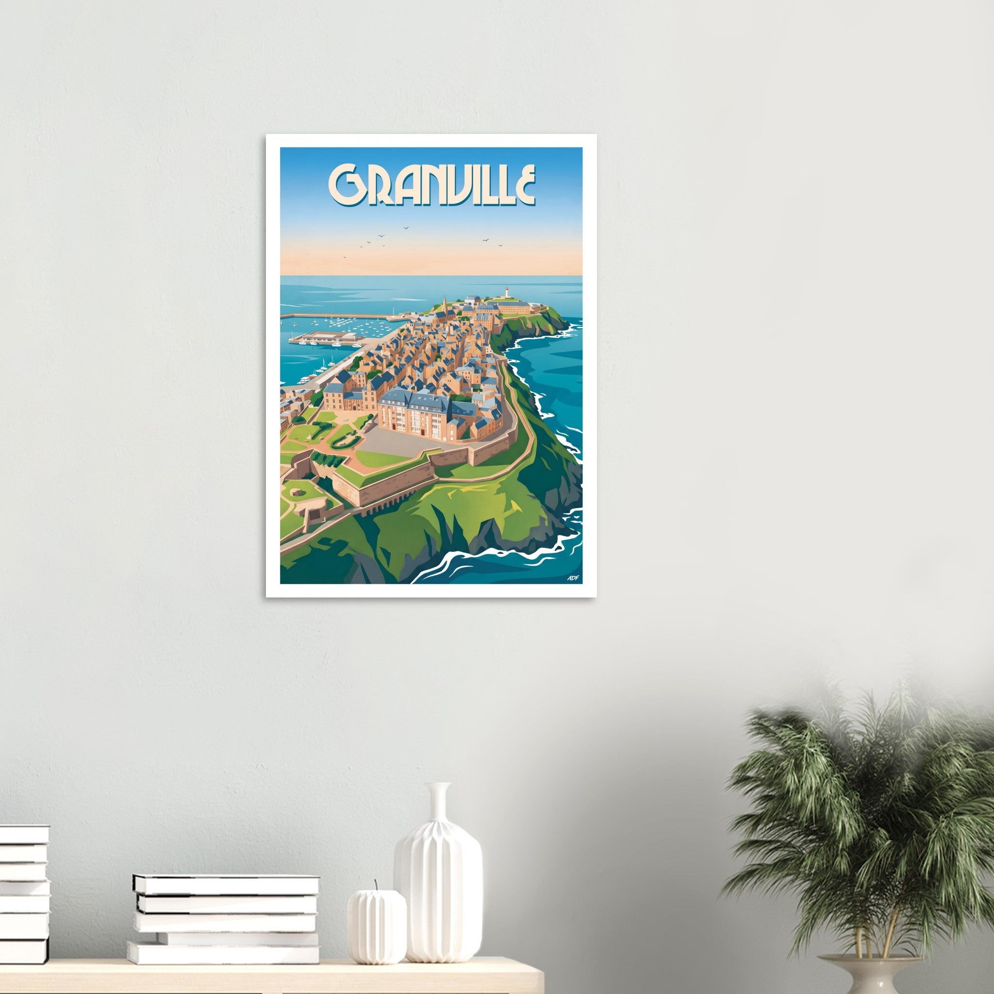 Poster encadré de Granville Haute-Ville intégré dans la décoration d'un salon lumineux
