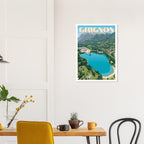 Décoration murale esprit montagne avec l'affiche de Grignon au-dessus d'une table à manger
