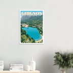 Affiche encadrée du lac de Grignon accrochée au mur dans un intérieur épuré et lumineux