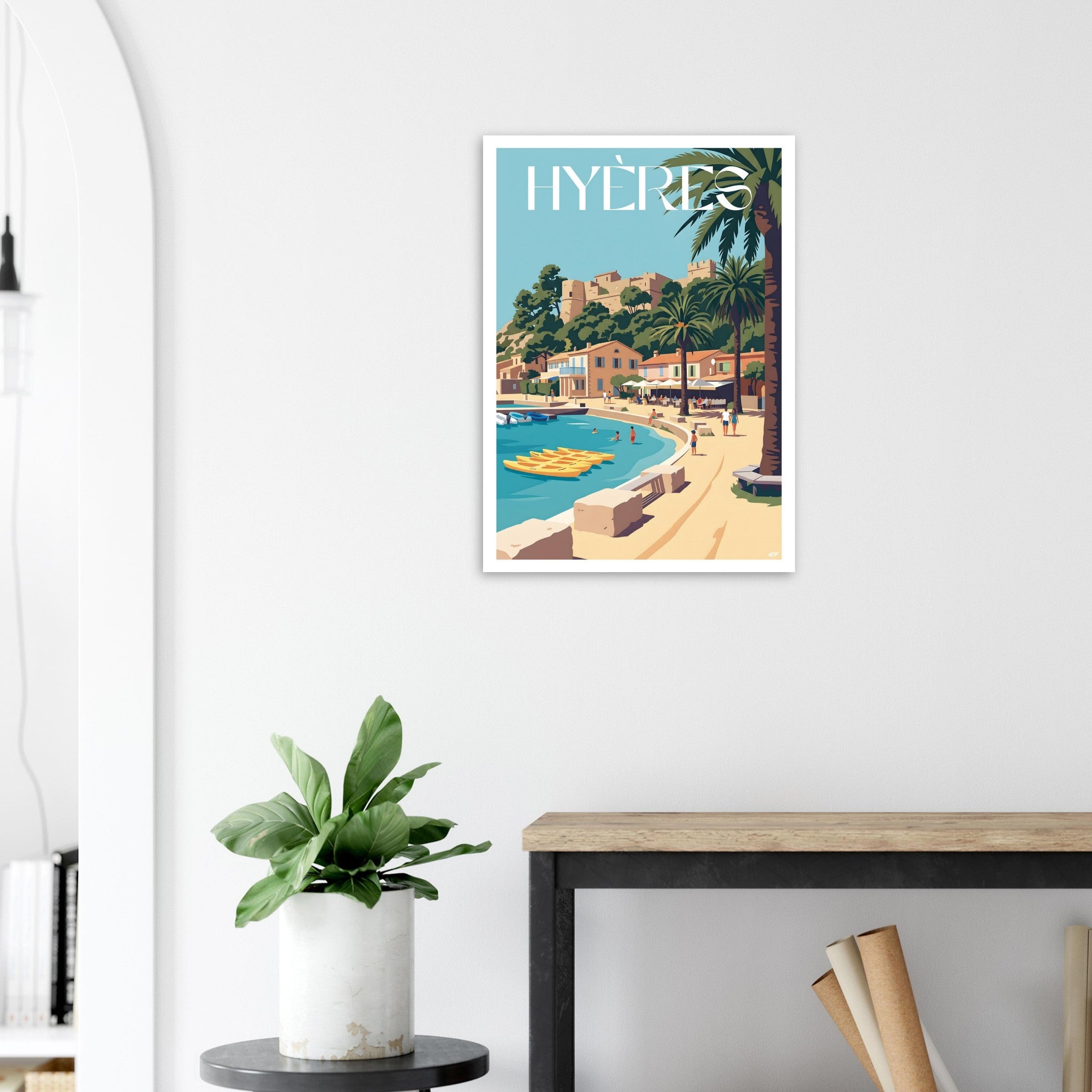Cadre d'art illustré de Hyères intégré dans une décoration intérieure contemporaine