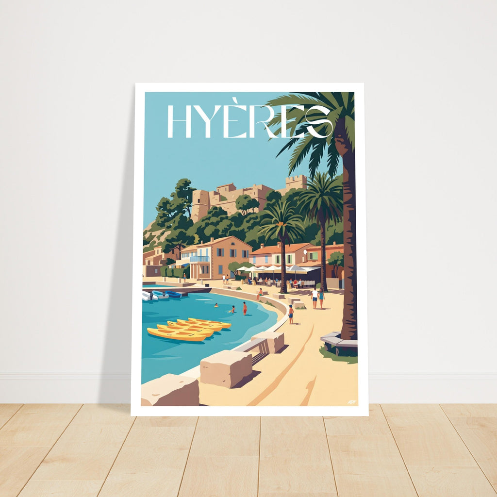Grand cadre avec le poster de Hyères posé sur du parquet contre un mur clair