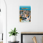 Poster de voyage de l'île-Molène sous cadre posé sur une console moderne
