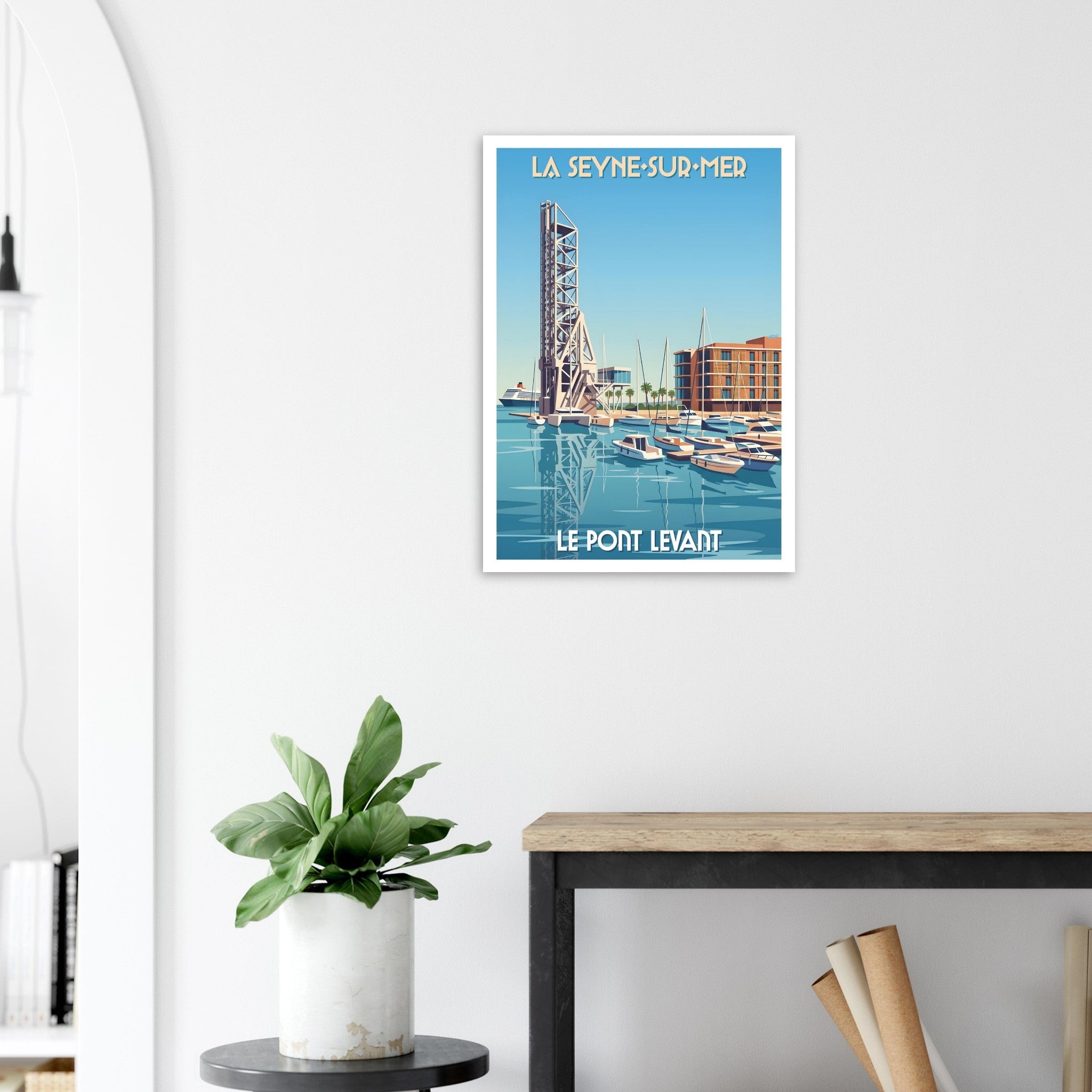 Poster de voyage de La Seyne-sur-Mer sous cadre posé sur une console en bois moderne