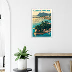 Poster de voyage de la côte varoise sous cadre posé sur une console moderne