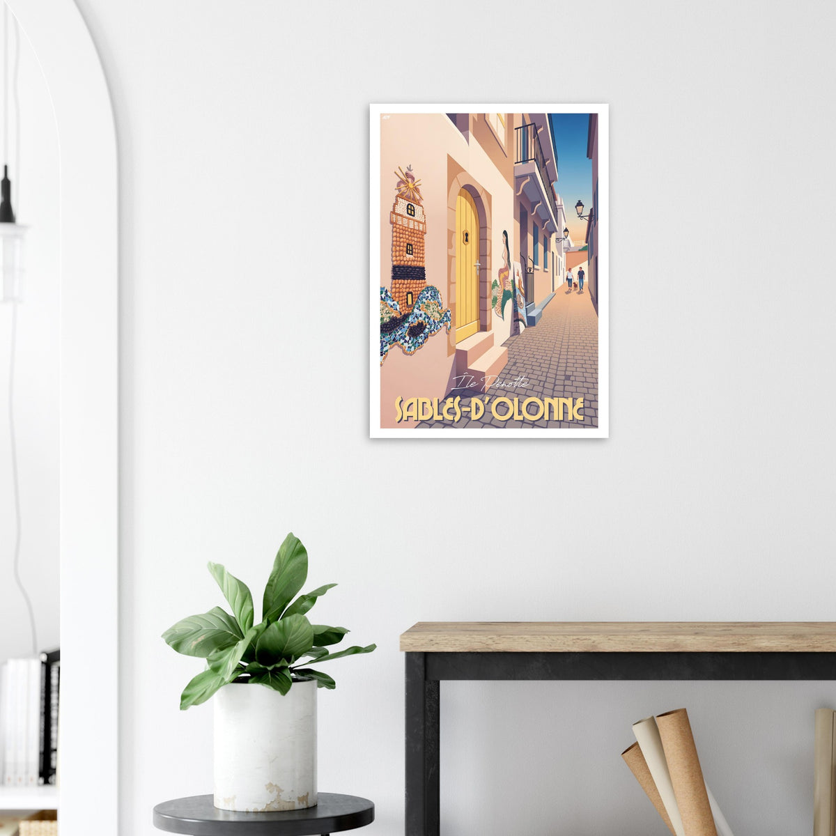 Poster de voyage des Sables-d'Olonne disposé sur une console moderne en bois clair dans une entrée