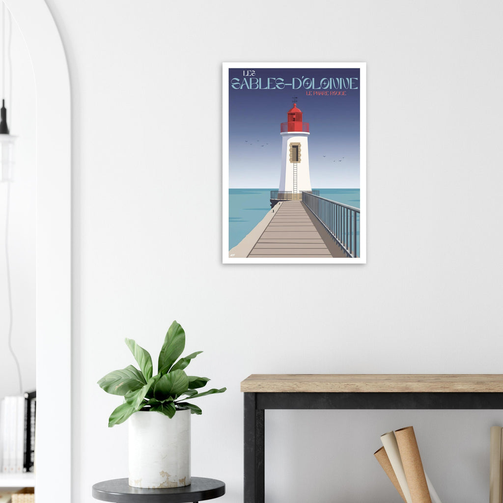 Affiche encadrée du phare rouge des Sables-d'Olonne fixée au mur dans un salon lumineux