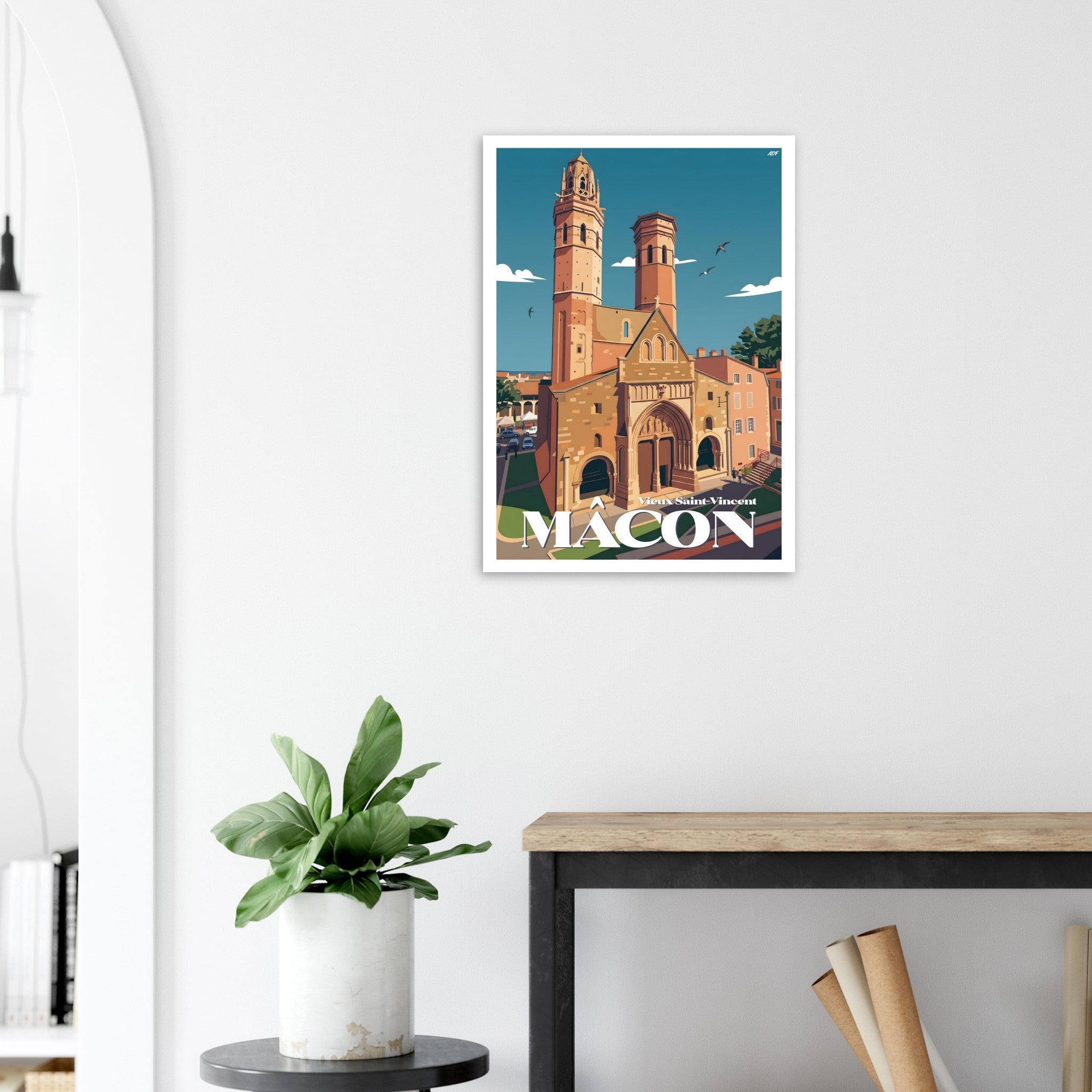 Poster de voyage de Mâcon sous cadre posé sur une console en bois clair