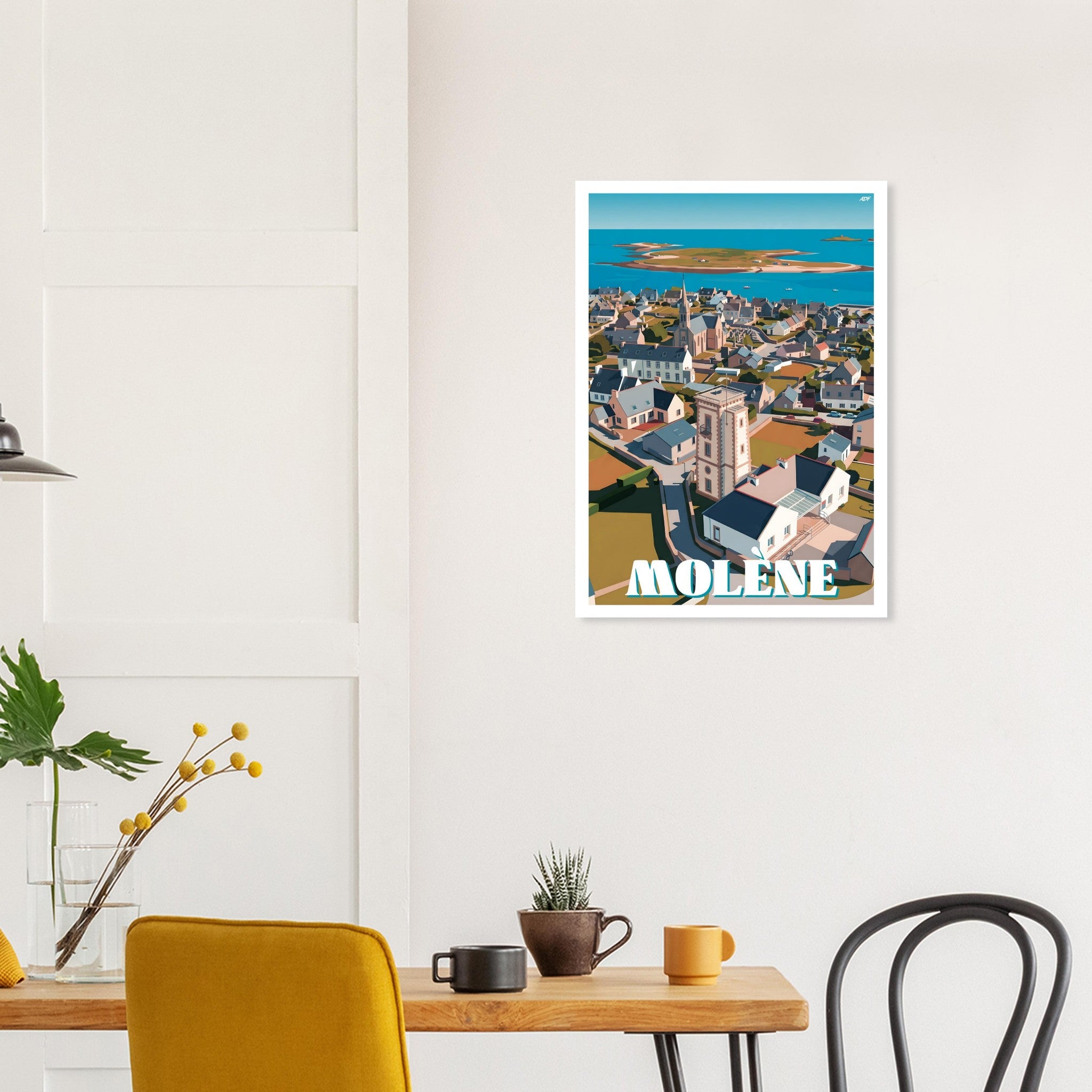 Cadre d'art marin avec le poster de Molène au-dessus d'une table à manger