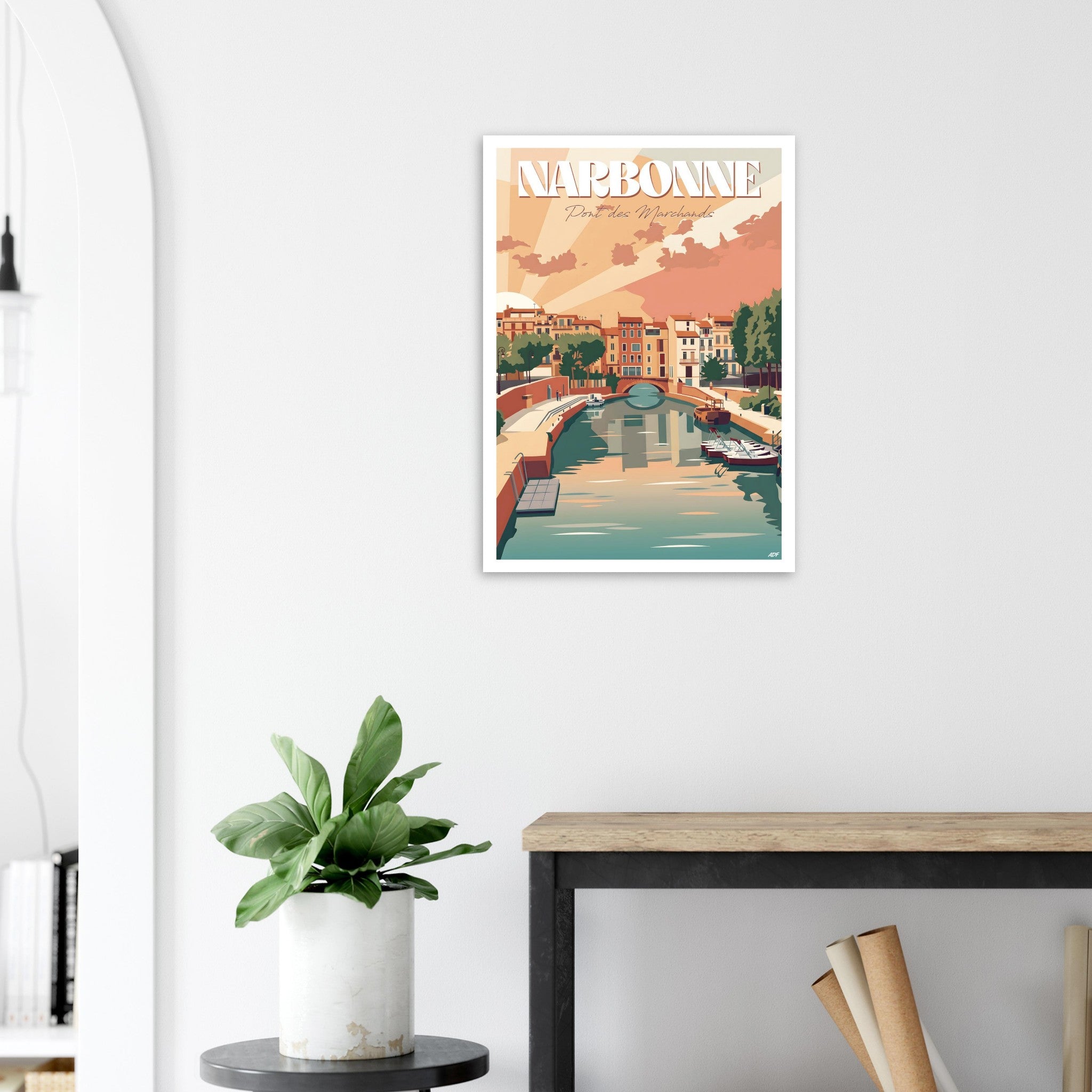 Poster de voyage de Narbonne sous cadre posé sur une console en bois clair