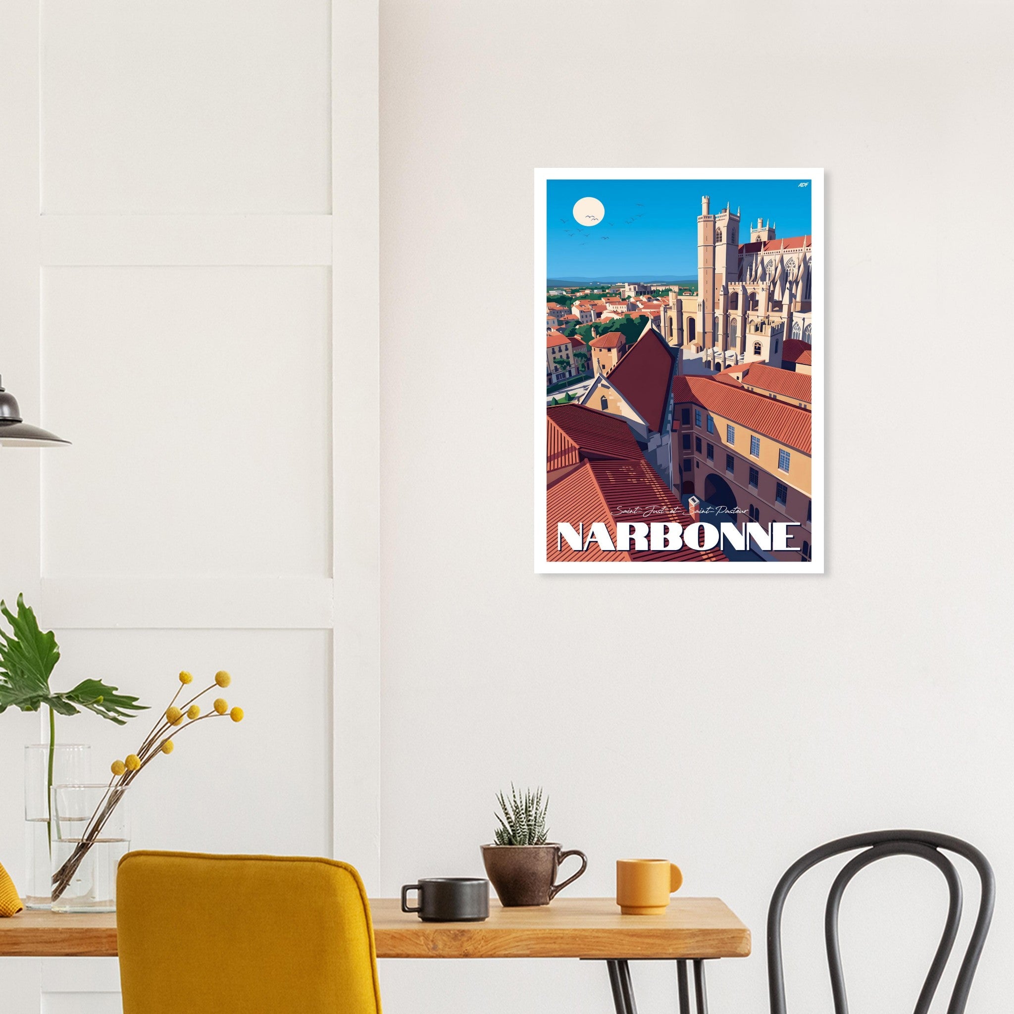 Décoration murale avec l'affiche de la cathédrale de Narbonne au-dessus d'une table à manger
