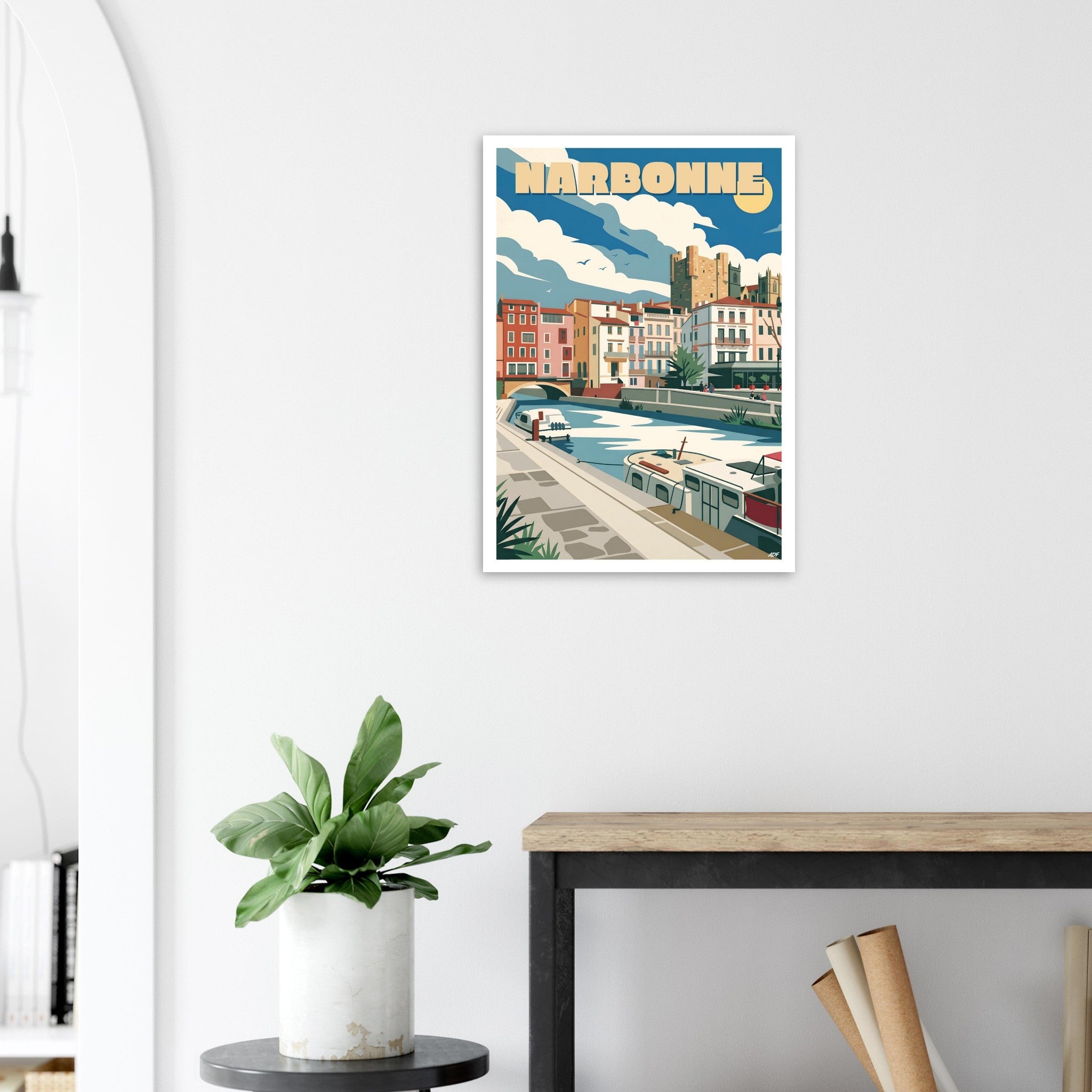 Poster de voyage de Narbonne sous cadre posé sur une console en bois moderne
