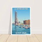 Grand tirage d'art sous cadre de l'affiche du pont levant de La Seyne-sur-Mer posé sur du parquet en bois