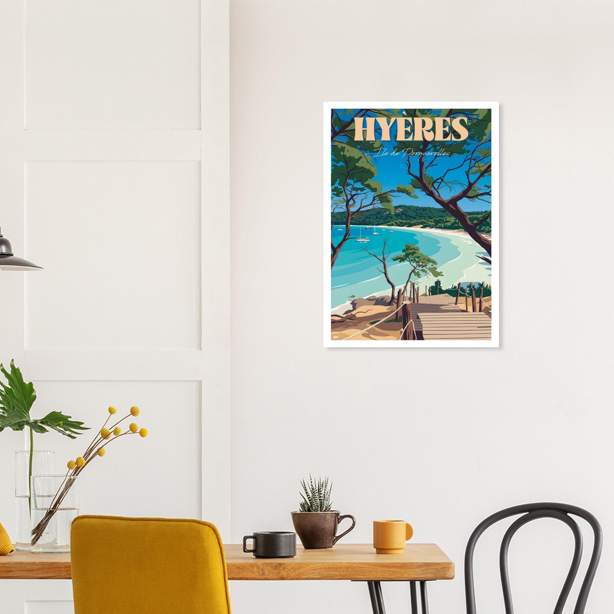 Décoration murale avec le poster de Porquerolles au-dessus d'une table à manger