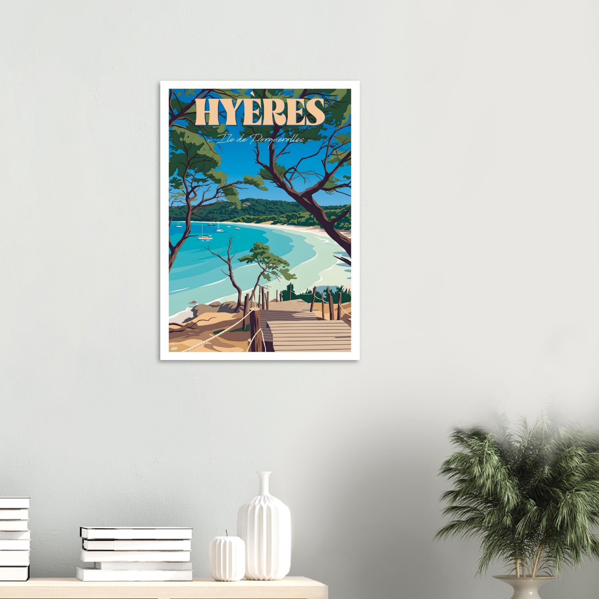 Affiche encadrée de l'île de Porquerolles fixée au mur d'un salon épuré