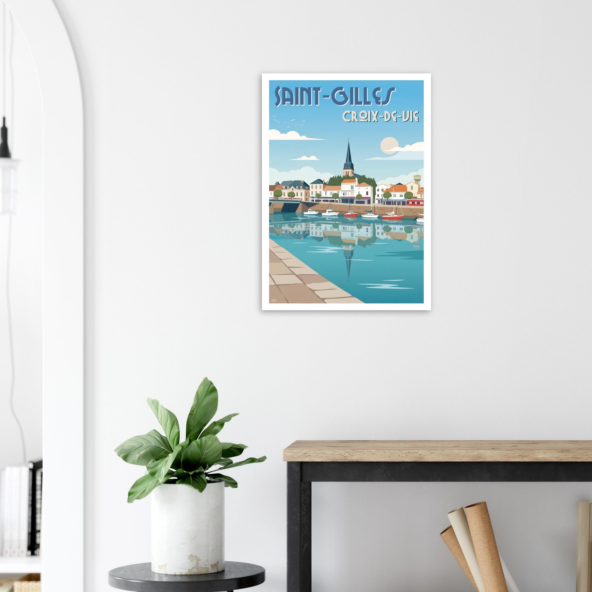 Poster sous cadre de Saint-Gilles-Croix-de-Vie posé sur une console en bois