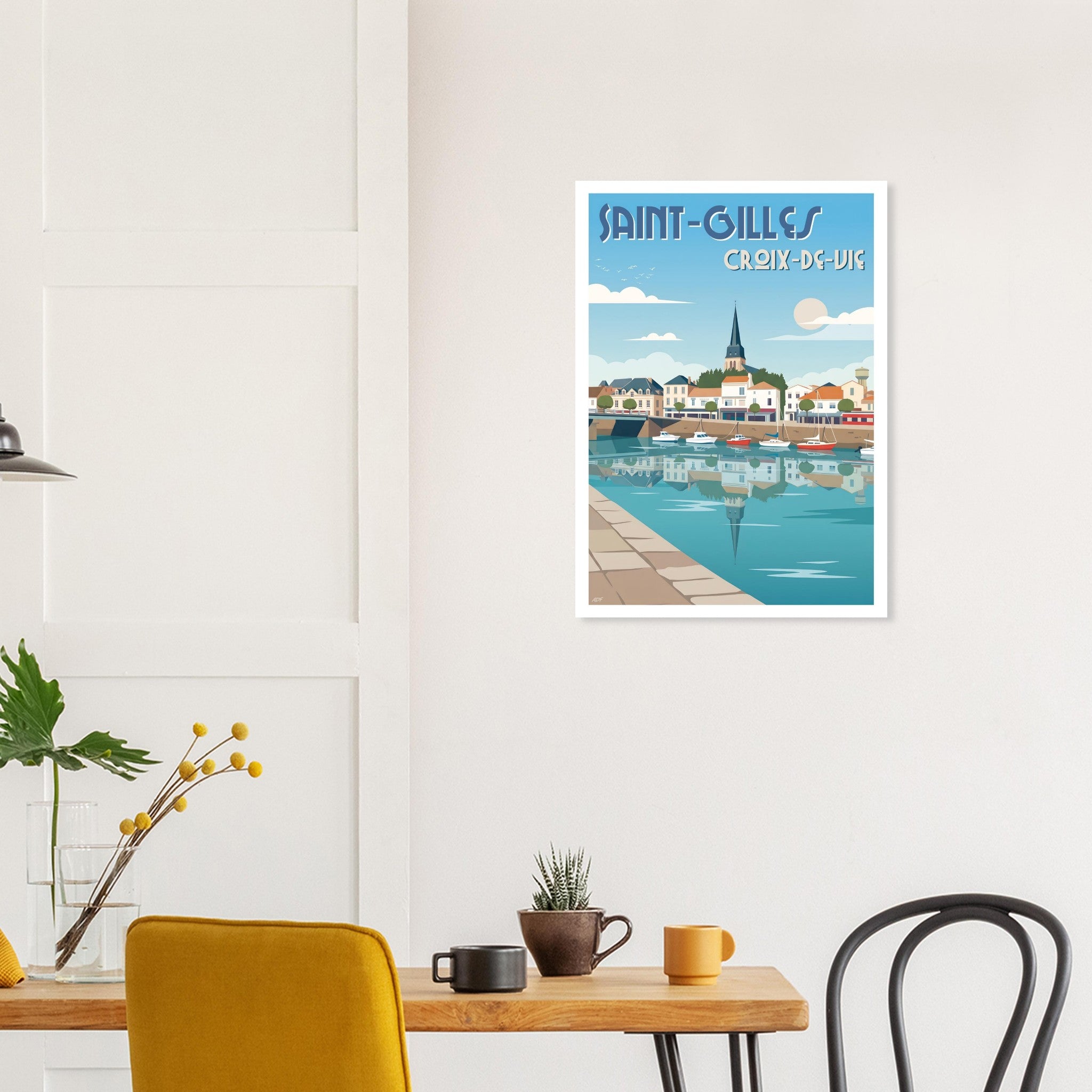 Cadre mural avec le poster de Saint-Gilles-Croix-de-Vie au-dessus d'une table à manger