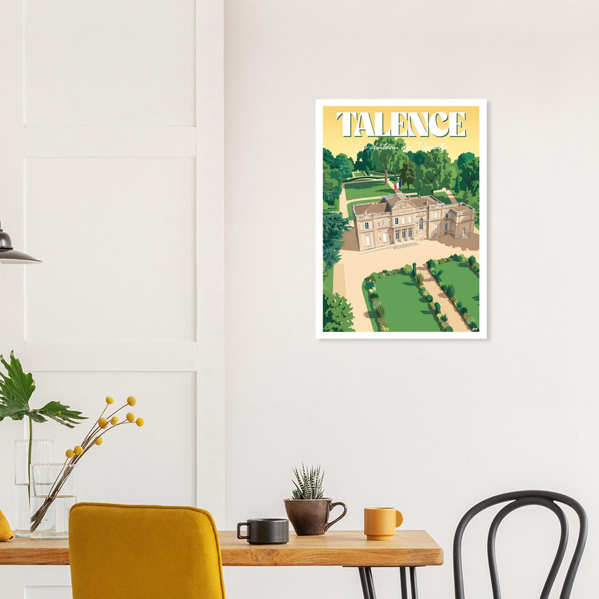 Poster de voyage de Talence sous cadre posé sur une console moderne en bois clair
