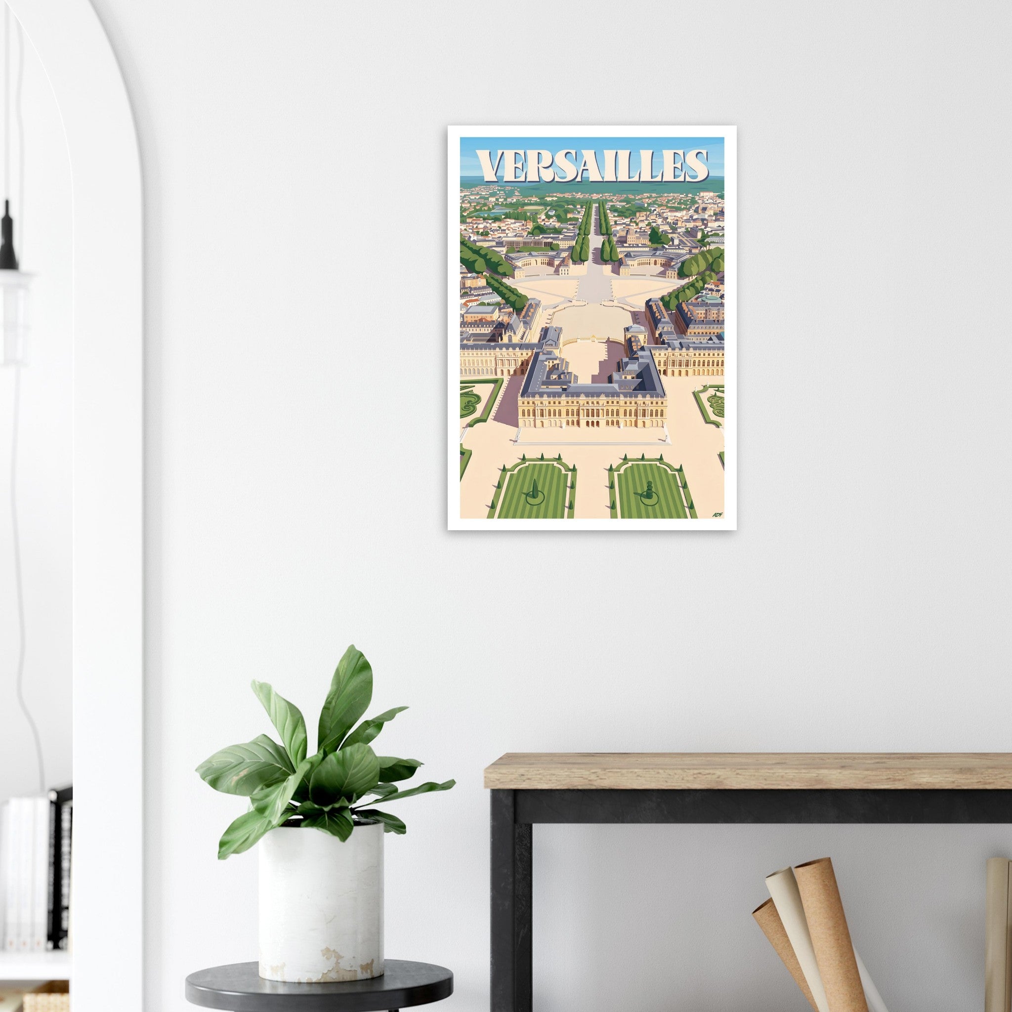 Poster de voyage de Versailles sous cadre posé sur une console moderne