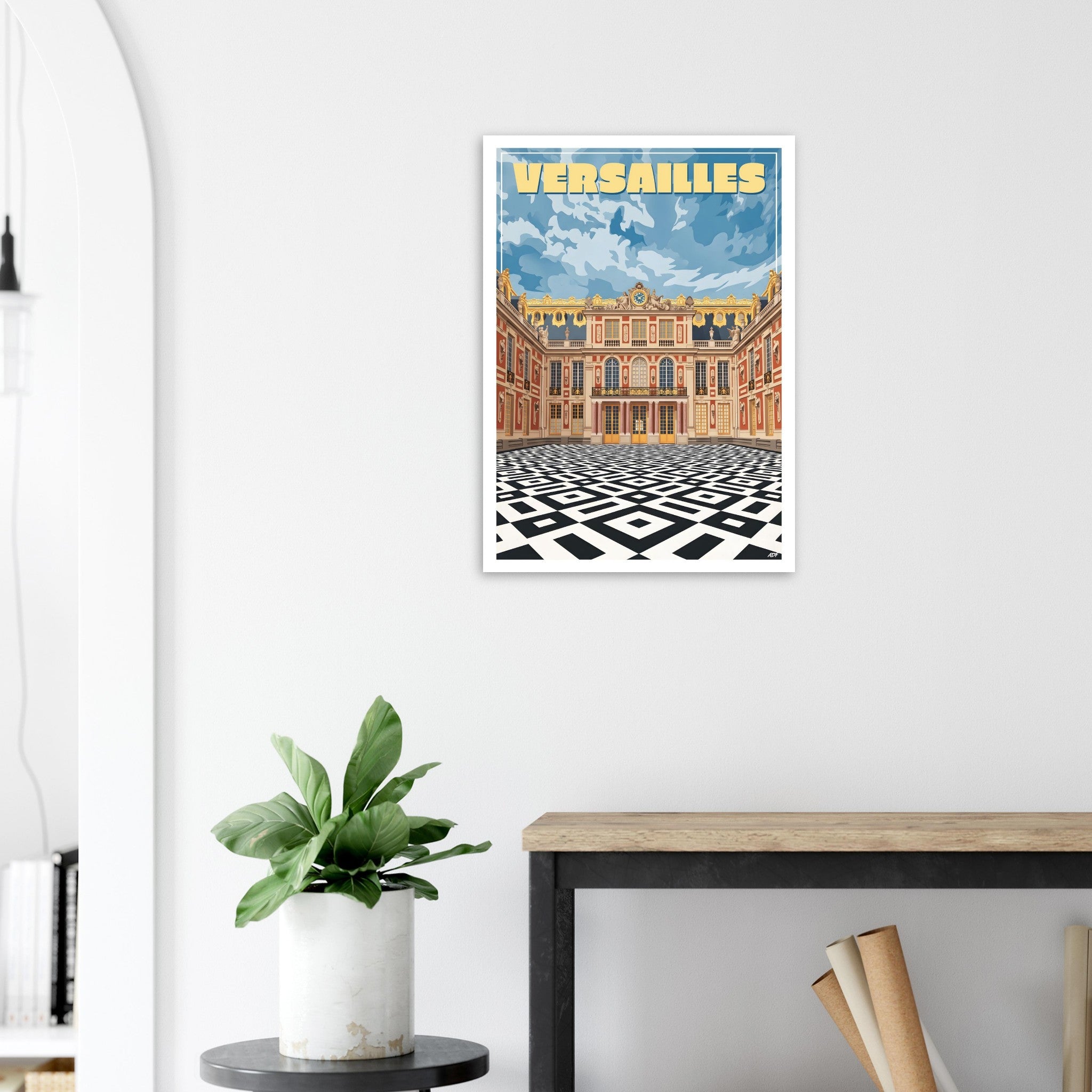 Poster de voyage de Versailles sous cadre posé sur une console moderne avec plante verte