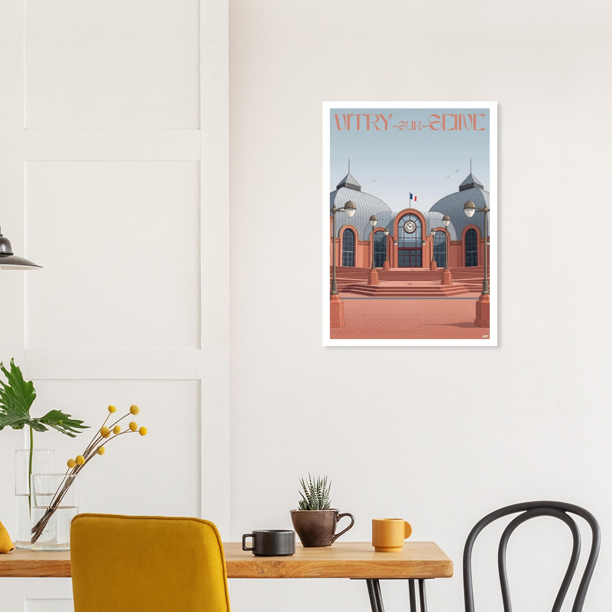 Décoration murale élégante avec le poster de Vitry-sur-Seine au-dessus d'une table à manger